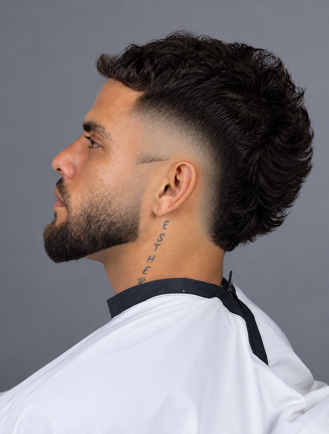 Corte com fade e acabamento na barba